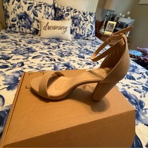 Women’s Tan/Nude  Ankle Strap Heels size 8.5 New